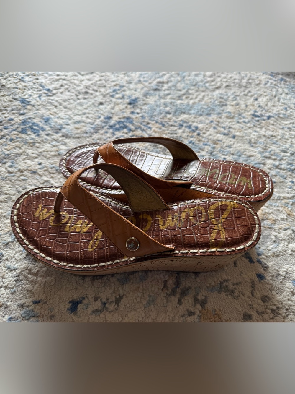 Sam Edelman Romy crocodile-embossed cognac brown platform thong wedges - Picture 4 of 10